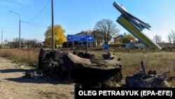 Зьнішчаны расейскі БМД-2 каля аэрадрома Чарнабаеўка пад Херсонам, 15 лістапада 2022 году