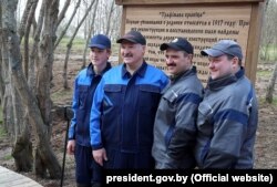 Сям'я Лукашэнка: Мікалай, Аляксандр, Віктар, Дзьмітры (зьлева направа) на рэспубліканскім суботніку. 21 красавіка 2018