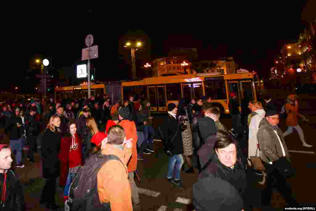 Удзельнікі акцыі пераходзяць з Кастрычніцкай плошчы на плошчу Свабоды