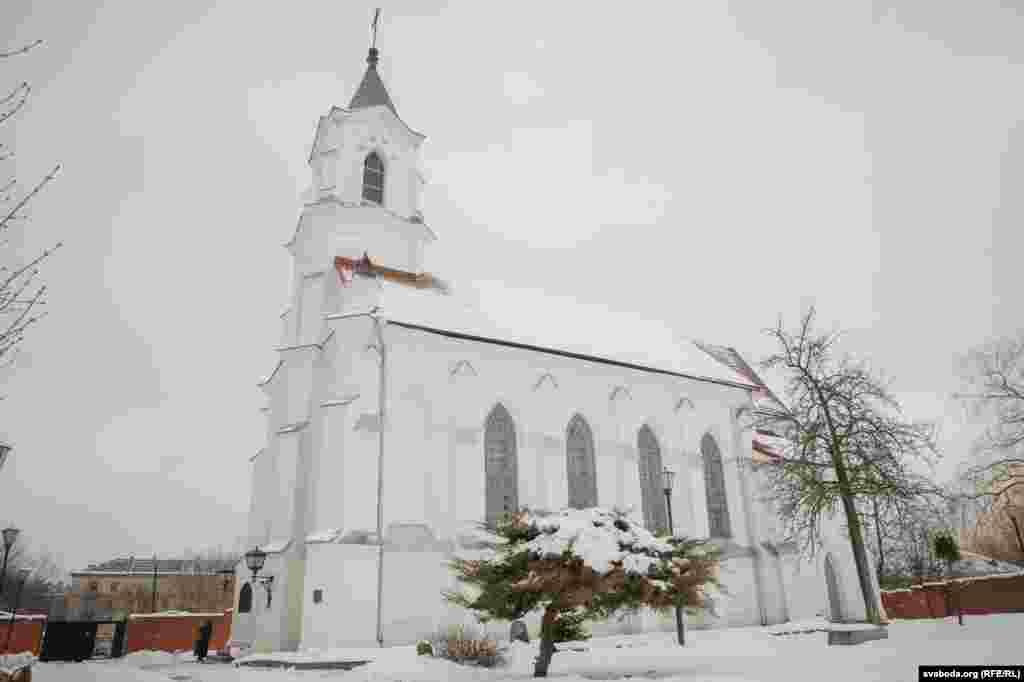 Да апошняга часу разглядаліся чатыры верагодныя месцы пахаваньня парэшткаў Магдалены Радзівіл. У сьнежні 2017 года была канчаткова вырашана, што прах беларускай мэцэнаткі будзе пахаваны ў касьцёле Сьвятога Роха