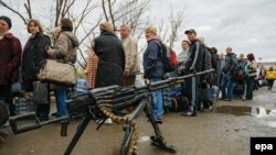 Иллюстративное фото. Местные жители стоят в очереди на блокпосту пророссийских боевиков. Луганская область, октябрь 2016 года