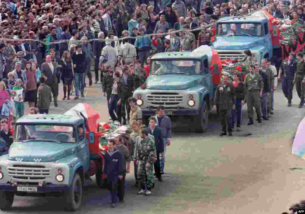 Похороны трех погибших при защите Белого дома. 24 августа 1991 года.&nbsp;