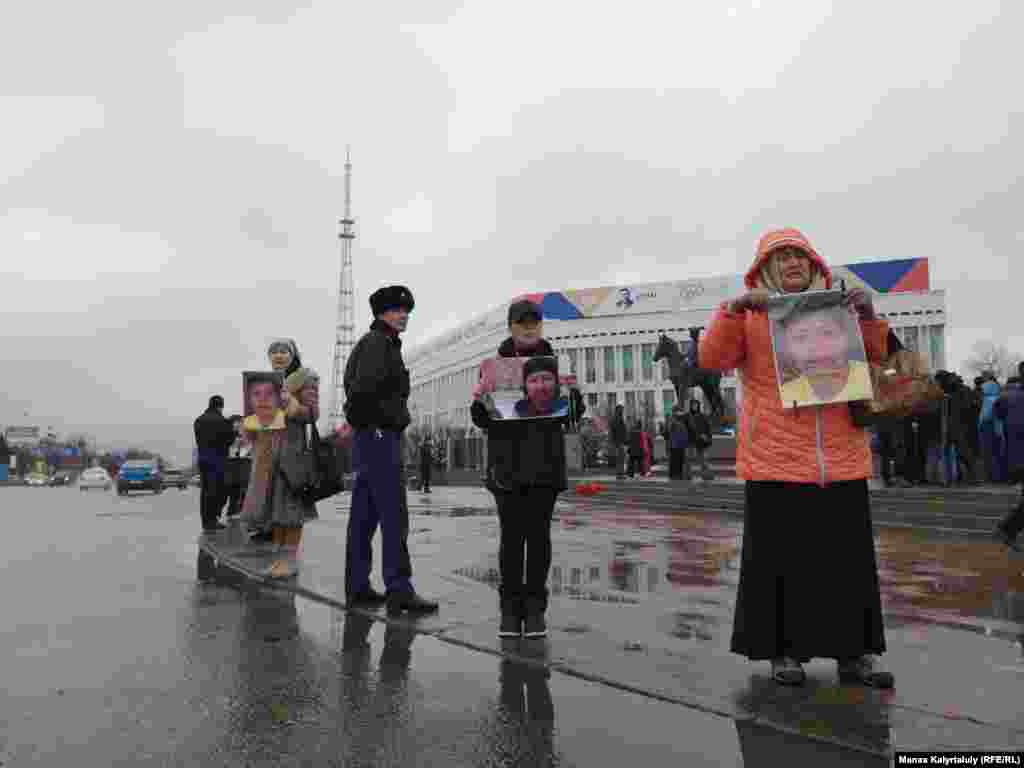 Тәуелсіздік ескерткіші алдында өтіп жатқан акцияны полиция сыртай бақылап тұрды.