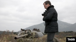 Дмитрий Медведев во время фотопрогулки по острову Кунашир, 1 ноября 2010 года