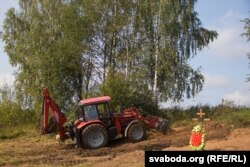 Побач з пахаваньнем працуе тэхніка — пракладаюць дарогу