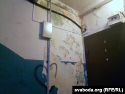 У пад’езьдзе інтэрнату. Паводле жыхароў, за 50 гадоў будынак ані разу не рамантаваўся