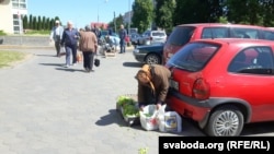 Ілюстрацыйнае фота. Старая жанчына гандлюе зелянінай на вуліцы