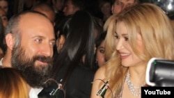 Türk aktyor Halit Ergenc və Özbəkistan prezidentinin qızı Gulnara Karimova nahar zamanı