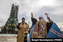 Православный священник благословляет старт космического аппарата «Союз-МС-08» на космодроме Байконур. 20 марта 2018 года