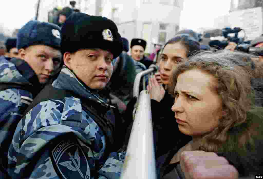 Мария Алехина и Надежда Толоконникова активно поддерживали фигурантов &quot;Болотного дела&quot; &ndash; на фото они спорят с полицейскими у здания Замоскворецкого суда, где 21 февраля 2014 года был оглашен приговор &quot;узникам Болотной&quot;.