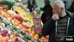 Рост цен на продукты замедлился в последние месяцы почти вдвое, на непродовольственные товары остается в полтора раза большим 