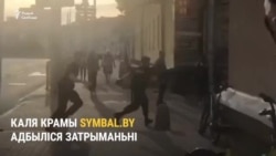 Аўтазак прыехаў да чаргі пакупнікоў каля крамы symbal.by