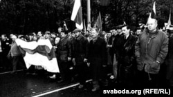 Дзень волі 1997 год. Ад цэнтру зьлева направа — Юры Хадыка, Юры Захаранка, Генадзь Карпенка.