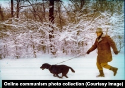 Чаўшэску бяжыць з сабакам. Зіма 1981 года.