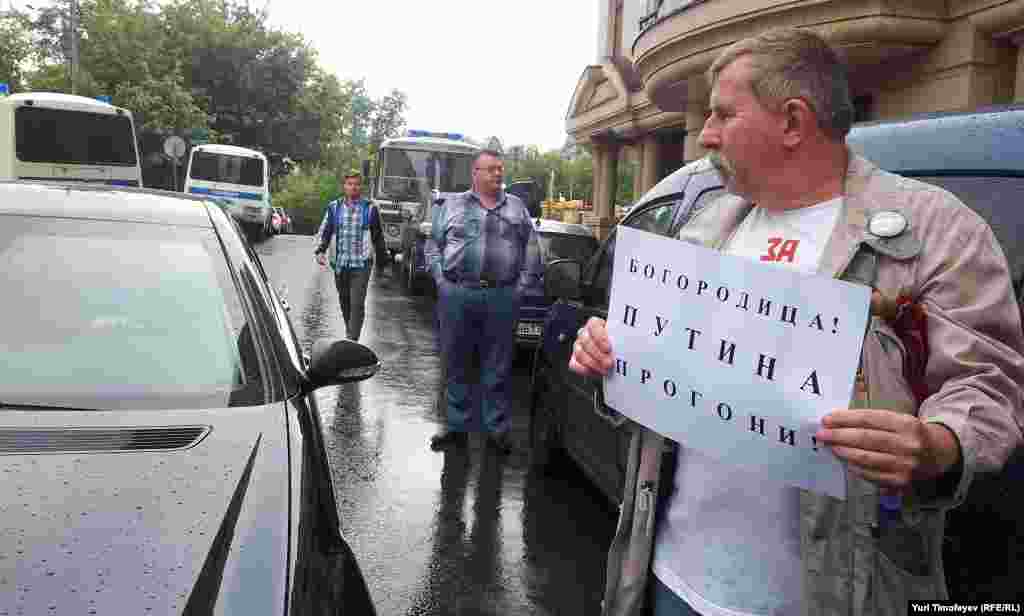 Подходы к зданию Хамовнического суда перекрыты