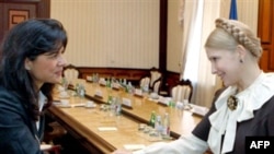 Ukraine -- Prime Minister Yulia Tymoshenko (R) meets with IMF envoy Ceyla Pazarbasioglu in Kyiv, 17Oct2008