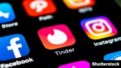 Tinder сярод іншых прыкладаньняў смартфона 