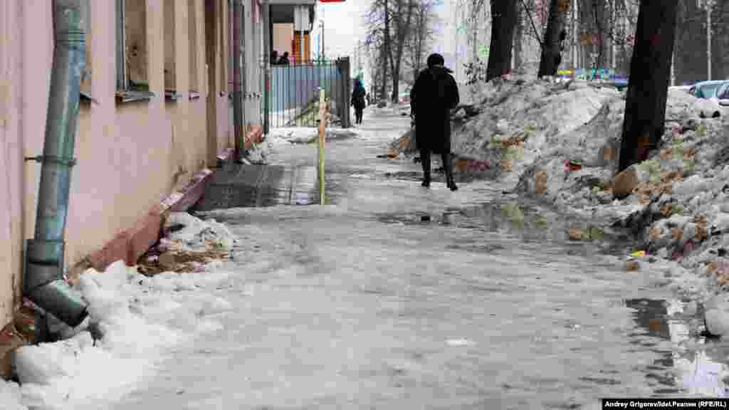 ...что в другую сторону. Буквально через дорогу установлена скульптура Тайказан, еще один &quot;туристический магнит&quot;, &quot;символ дружбы Татарстана с Казахстаном&quot;.&nbsp;