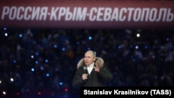 Ресей президенті Владимир Путин Мәскеуде өткен Қырым аннексиясының жеті жылдығына арналған концертте сөйлеп тұр. 18 наурыз 2021 жыл.