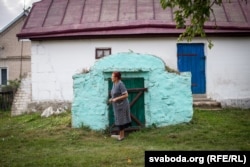 Яўгенія Аляксандраўна доўга змагалася за вяртаньне свайго пляцу з мураваным склепам. Вёска Зарачанка (Баля Касьцельная) Горадзенскага раёну, 2019