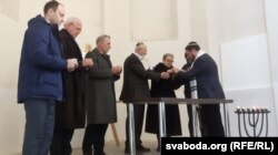 Габрэйскія дзеячы, дыпляматы запальваюць сьвечкі ў сынагозе