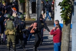 Намесьнік начальніка УУС Горадзенскага аблвыканкаму Віталь Стасюкевіч (у чырвоным)