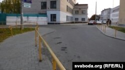 Вуліцу Цыялкоўскага нядаўна адрамантавалі. Цяпер яна выглядае прэзэнтабэльна. Жоўтыя парэнчы для невідушчых