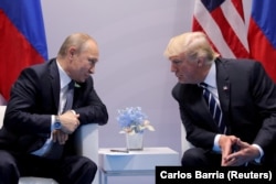 Дональд Трамп (справа) и Владимир Путин во время двусторонней встречи на саммите «Группы двадцати» (G20). Германия, Гамбург, 7 июля 2017 года