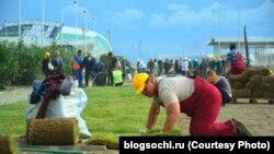 Подготовка к приезду Жана-Клода Килли. Укладка газона на щебенку.