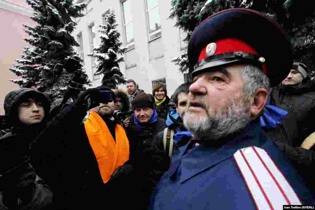 Московская акция поддержки &quot;Евромайдана&quot;. Посольство Украины. Пришли не только сторонники, но и противники - казаки