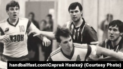 Андрэй Барбашынскі (зьлева) у камандзе СКА (Менск). Фота з сайту handballfast.com, дазвол на выкарыстаньне ад рэдактара Сяргея Новікава
