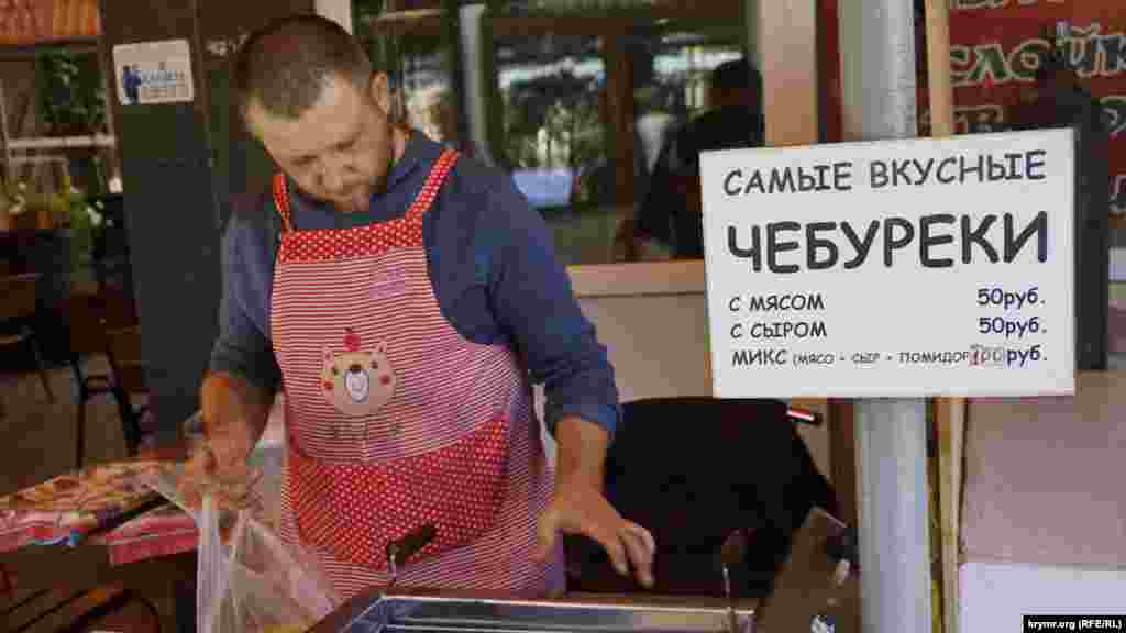 Коротая время на прогулке, можно угоститься чебуреком