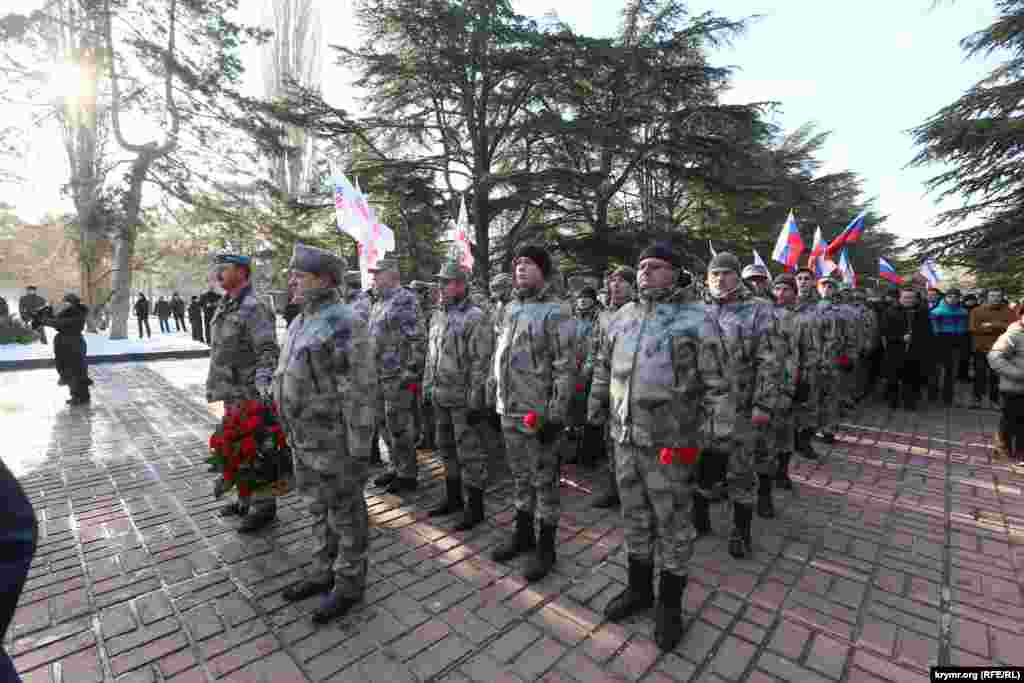 Крымскую &laquo;самооборону&raquo; одели в новую форму, 20 февраля 2015 года