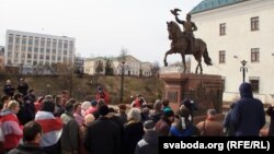 Каля помніка князю Альгерду