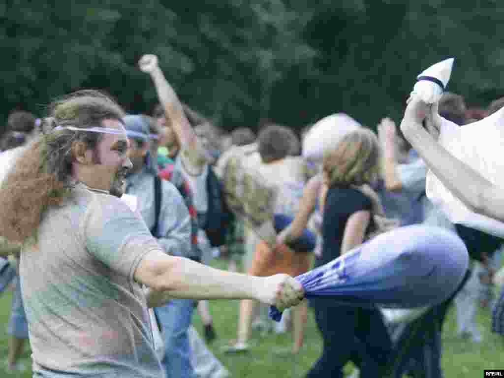 Belarus - Pillow fights. Minsk 15jul2009 - Баі падушкамі