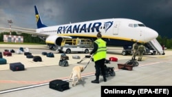 23 траўня. Пасьля пасадкі самалёту Ryanair 