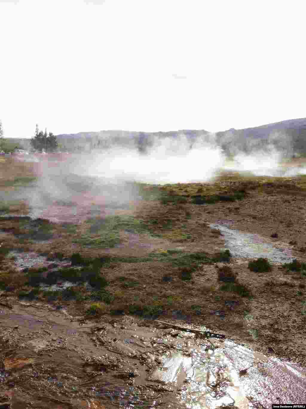 Geysir -- следующая остановка после парка, главный туристический гейзер, вокруг которого бродят толпы. Ничего особенного, просто фонтан из грязной земли. В Исландии куча гейзеров, не совсем понятно, почему именно этот заслужил столько внимания.&nbsp;