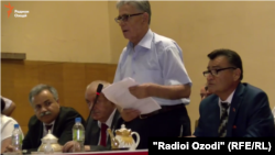 Азимҷон Насимов (байн) дар лаҳзаҳои интихоби раиси нави Ҳизби коммунист дар тобистони соли 2016