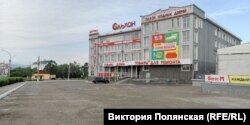 ТЦ "Ольхон" – на парковке лишь одна машина