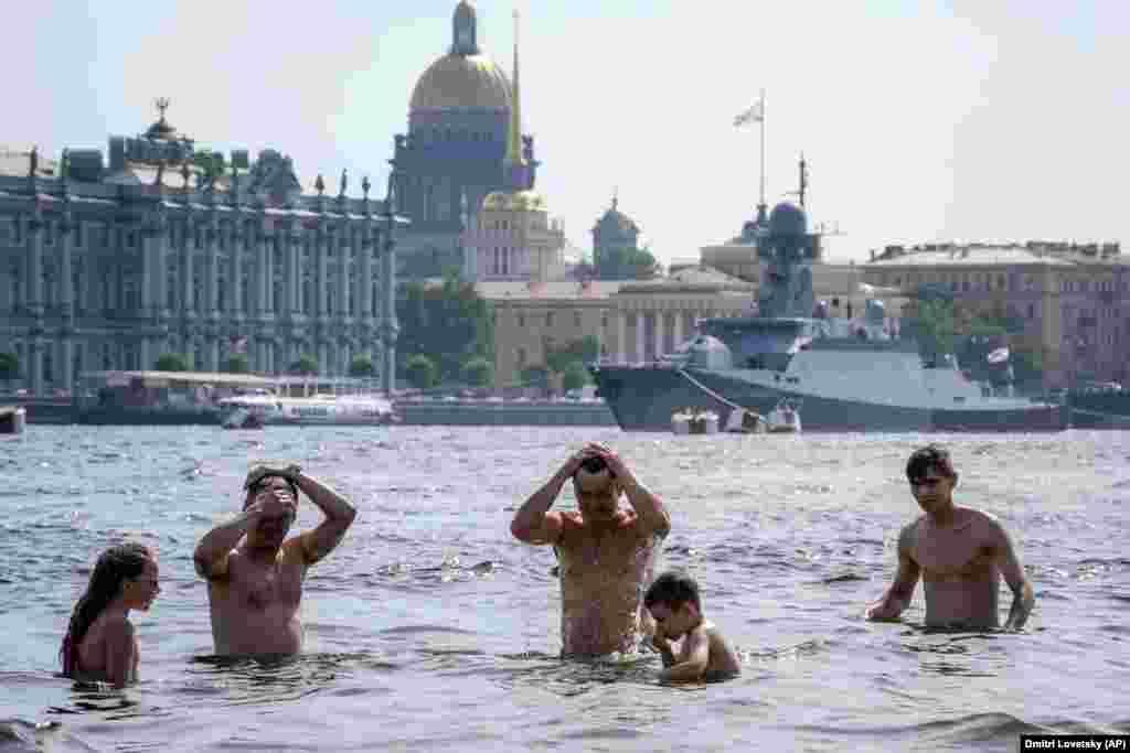 Купаньне ў Няве, 14 ліпеня.