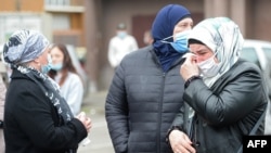 Женщина плачет на митинге чеченской диаспоры во французском Рене 27 марта 2021. Накануне там был убит молодой чеченец Хамзат Лабазанов 