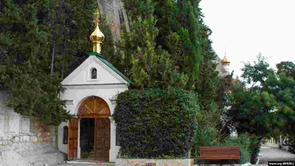 Пещерные храмы объединены общим входом с лестницей, ведущей в общий коридор