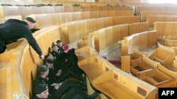 Пока в молдавском парламенте "заседает" спецназ, охраняя здание от новых потенциальных погромщиков 