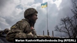 Украинский военнослужащий недалеко от Авдеевки. Март 2016 года