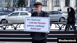 Во время акции в поддержку российского оппозиционера Алексея Навального в Краснодаре 23 января