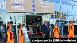 Падчас урачыстага адкрыцьця беларускай крамы duty free ў Кітайска-казахстанскім міжнародным цэнтры прыгранічнага супрацоўніцтва «Хоргас», 23 кастрычніка 2019 году