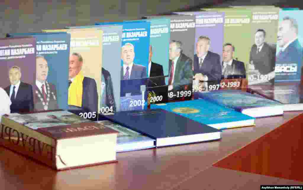 Беш аз сад китоб бо муаллифии Нурсултон Назарбоев, нашр шудааст. Дар Қазоқистон сари ҳар вақт намоиши китобҳои президент баргузор мешавад ва корҳои илмӣ аз руи китобҳои вай анҷом дода мешавад. &nbsp;