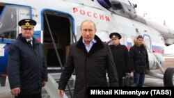 Владимир Путин во время визита в Краснодарский край в 2013 году