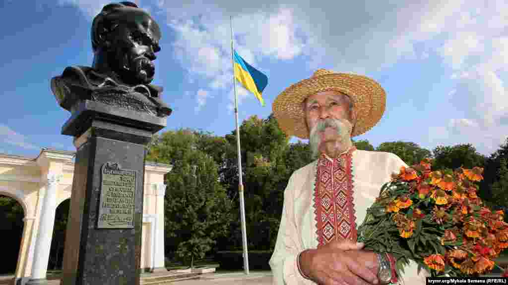 После этого ежегодно ко дню рождения поэта к памятнику возлагали цветы