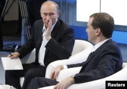 Rusiyanın Baş naziri Vladimir Putin (solda) və prezident Dmitry Medvedev.